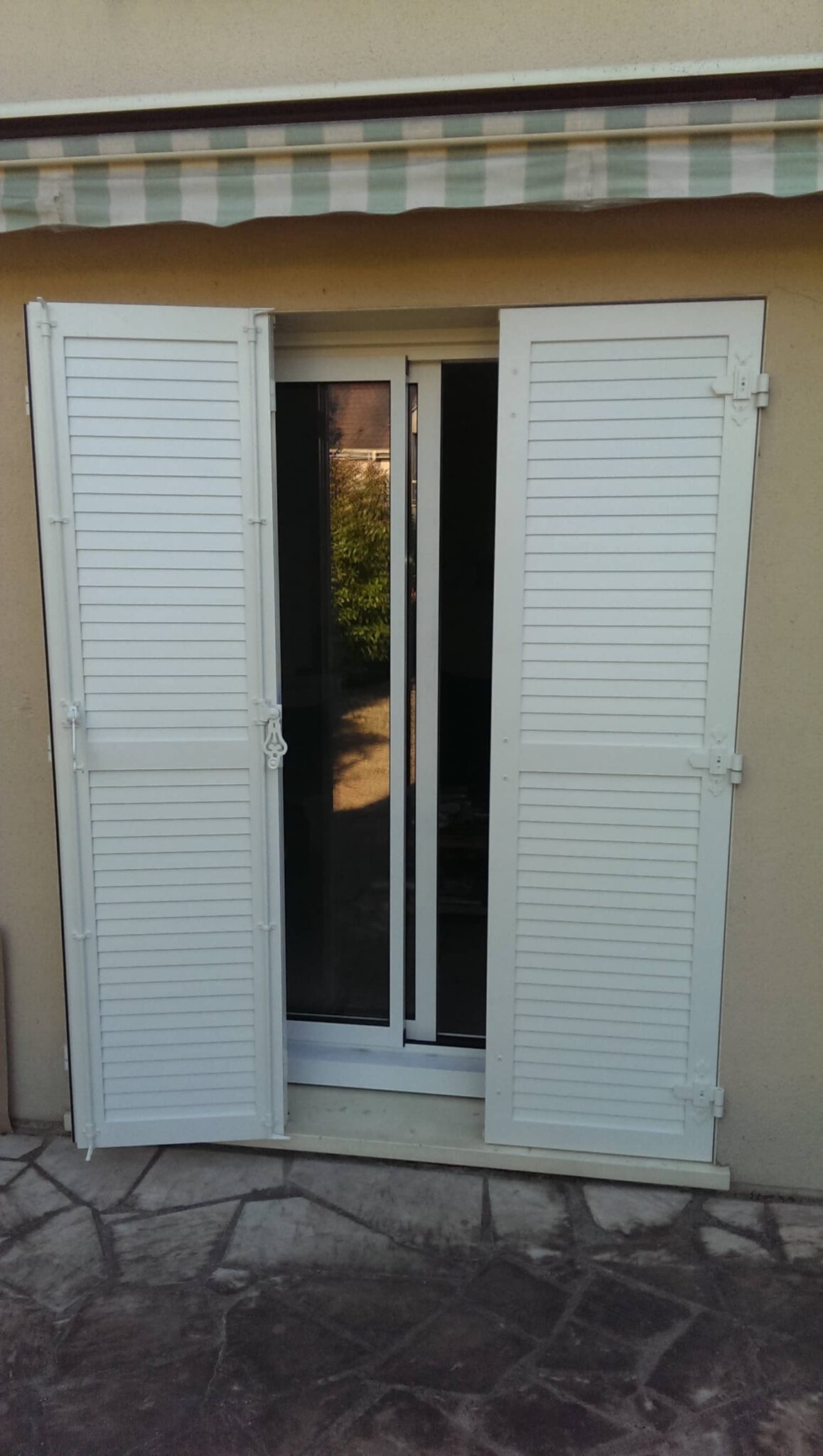 Volets battants blancs semi-ouverts
