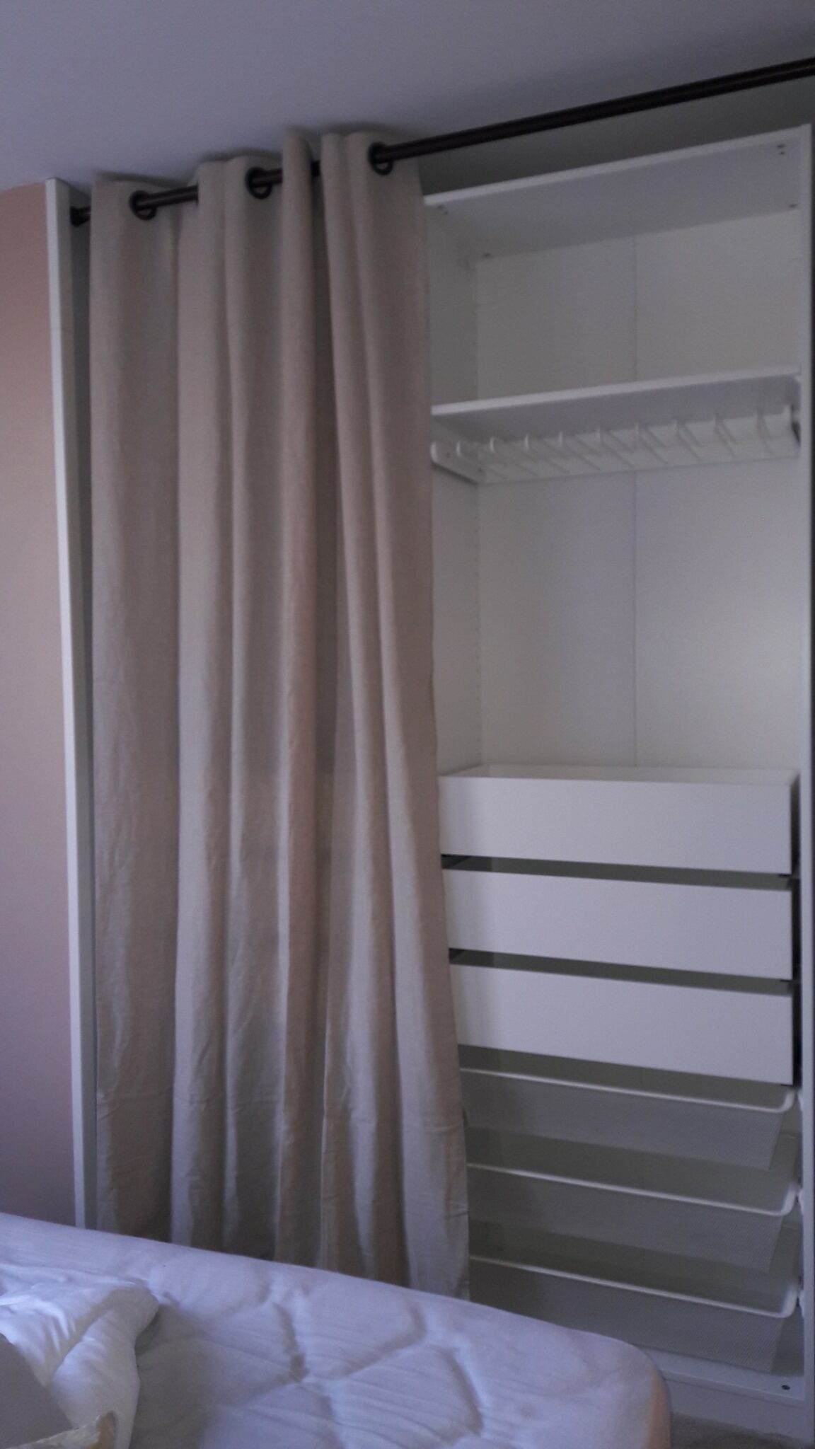 Aménagement de dressing sur-mesure avec tiroirs et rangements intérieurs optimisés.