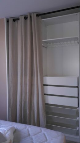Aménagement de dressing sur-mesure avec tiroirs et rangements intérieurs optimisés.