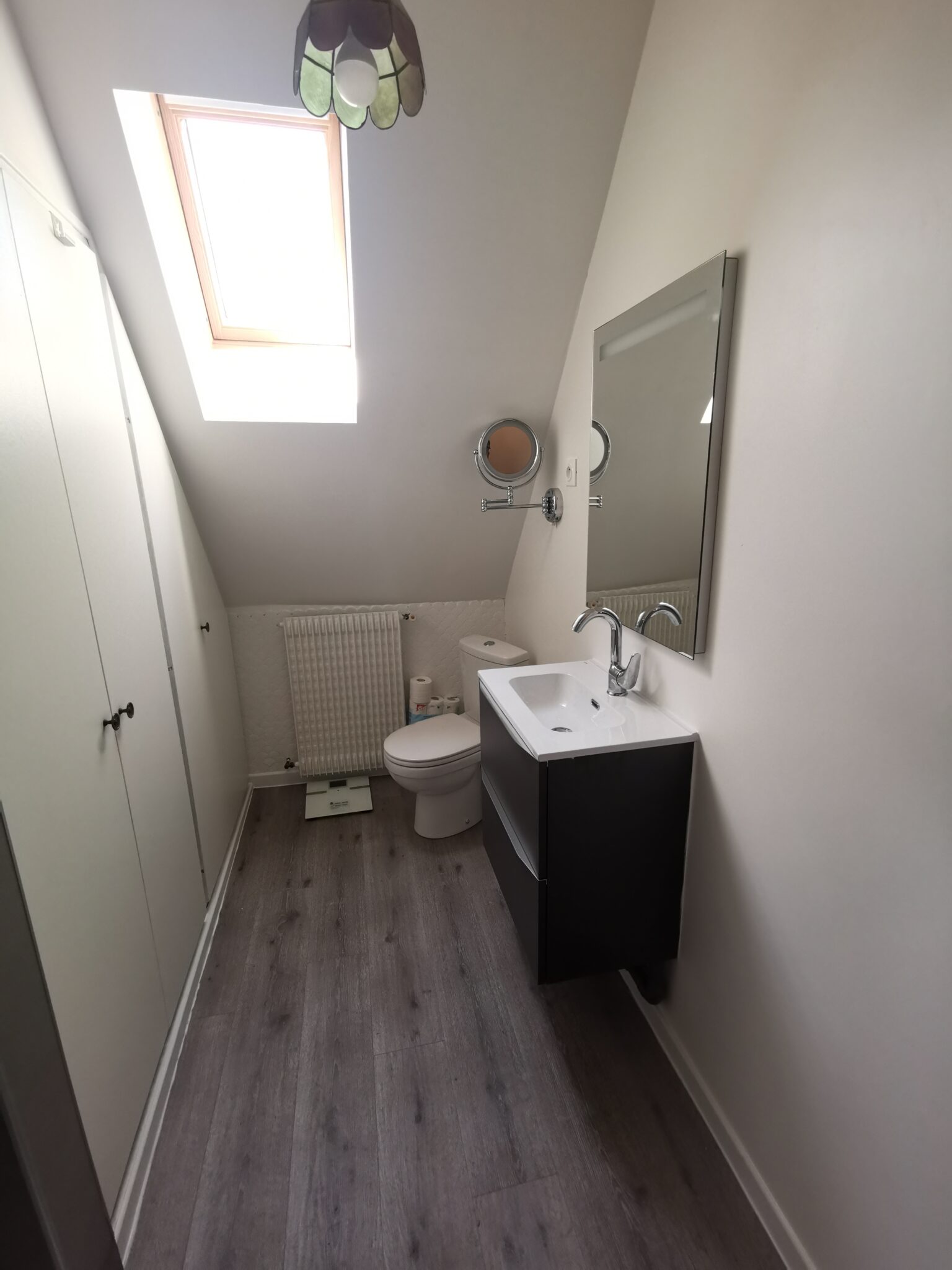 Rénovation complète de salle de bain avec meuble vasque sur-mesure et douche italienne réalisée par PAM Menuiserie.