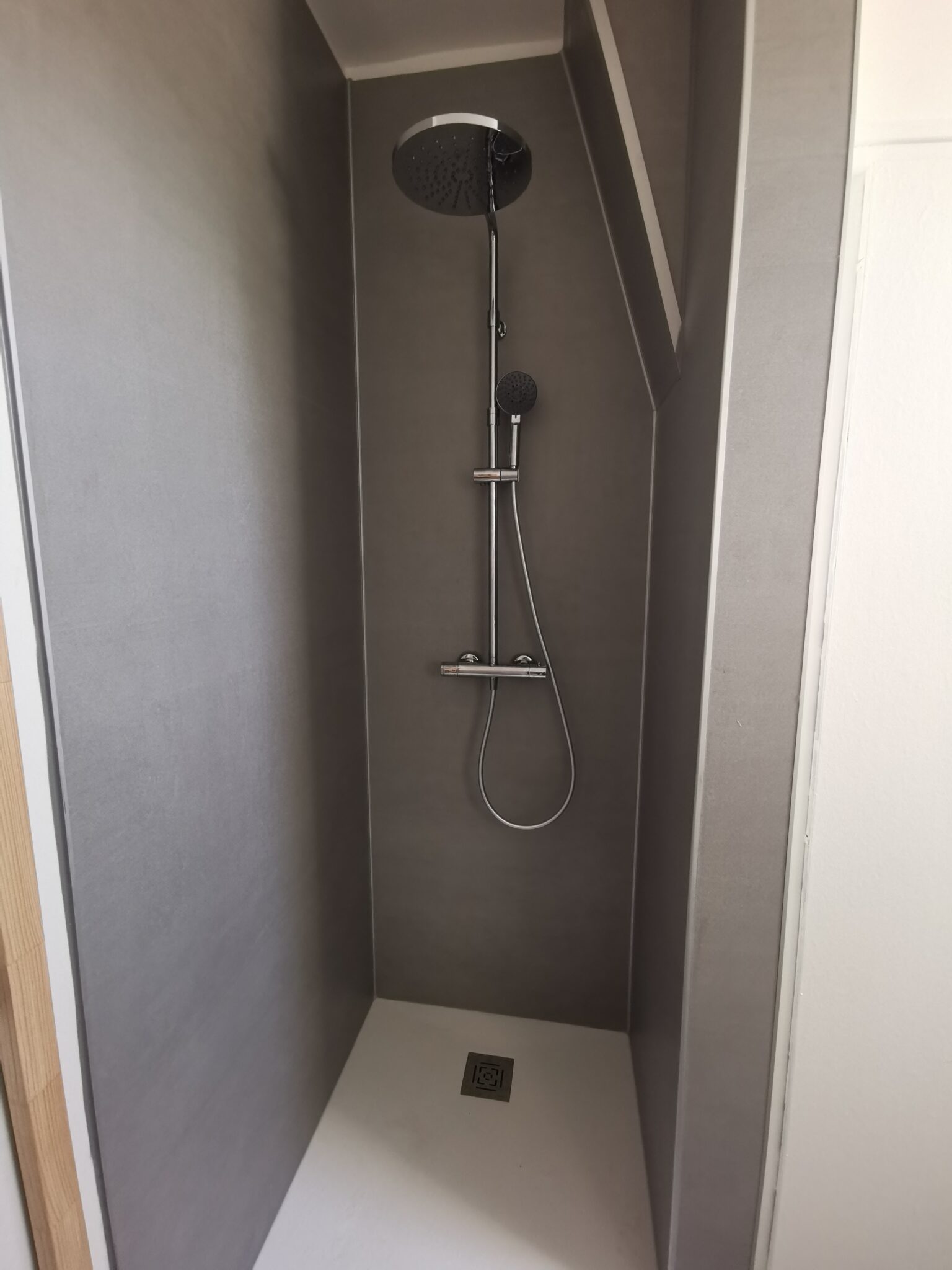 Vue verticale d'une douche à l'italienne moderne