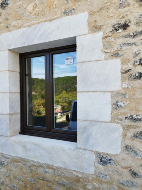 Pose de fenêtre double vitrage en PVC effet bois, rénovation thermique dans l'ancien par PAM Menuiserie.