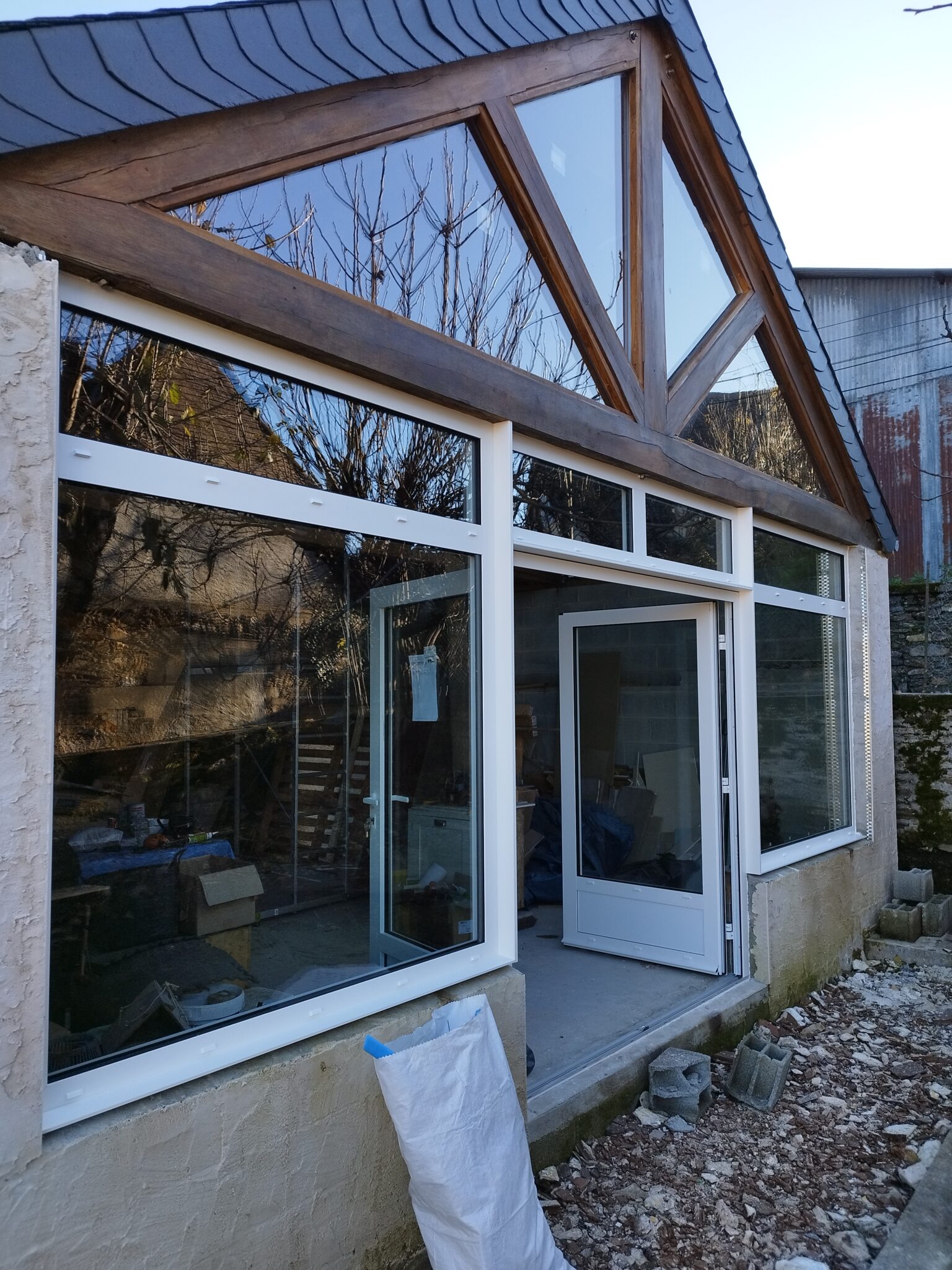 Pose d'un baie vitrée blanche