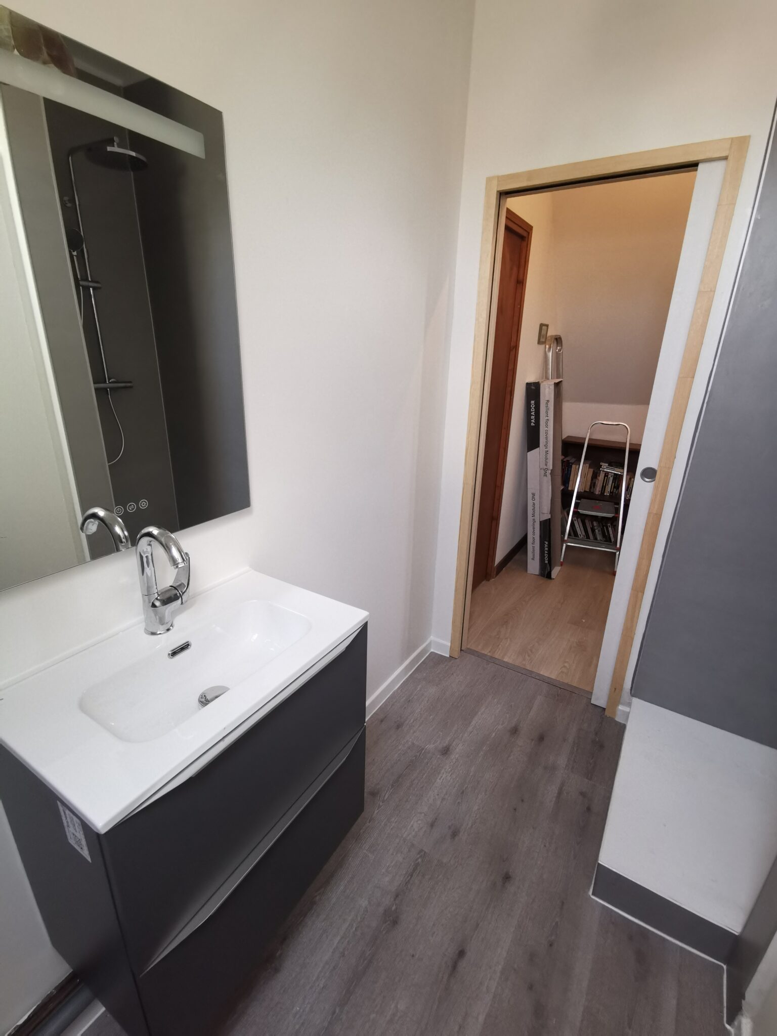 Création de salle de bain complète : meuble vasque suspendu effet bois et paroi de douche style verrière noire.