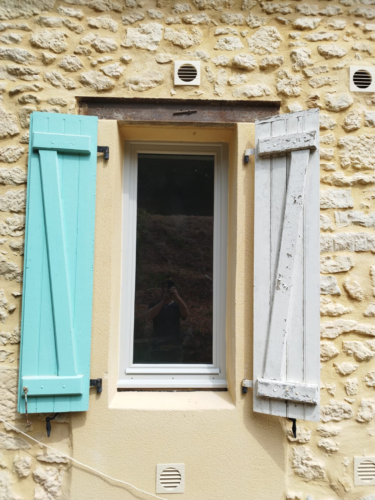 Fenêtre bois sur-mesure à finition grise posée à Montignac par PAM