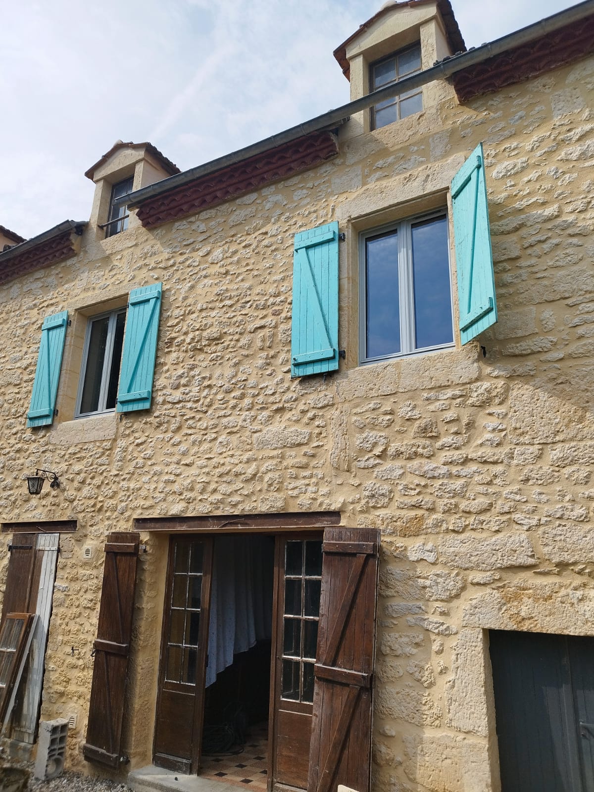 Remplacement d'une ancienne fenêtre simple vitrage par du double vitrage bois à Montignac