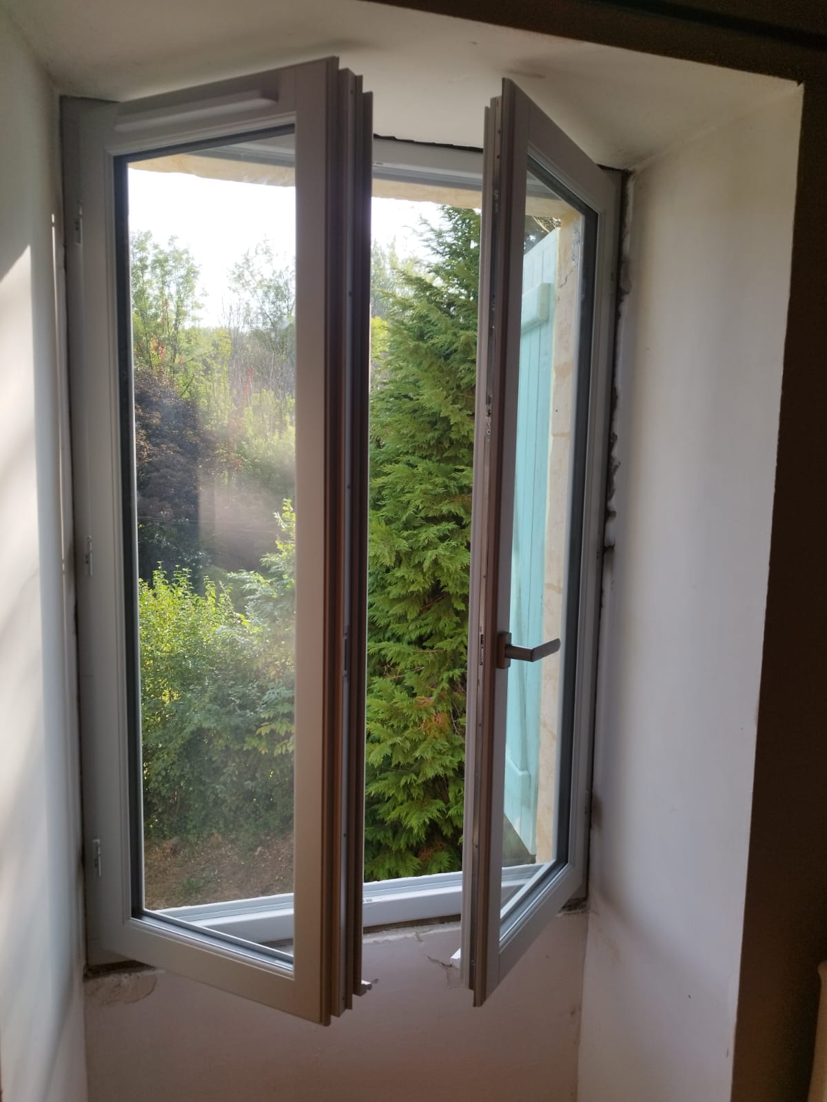 Fenêtre en bois Bossé sur-mesure à finition grise posée à Montignac par PAM