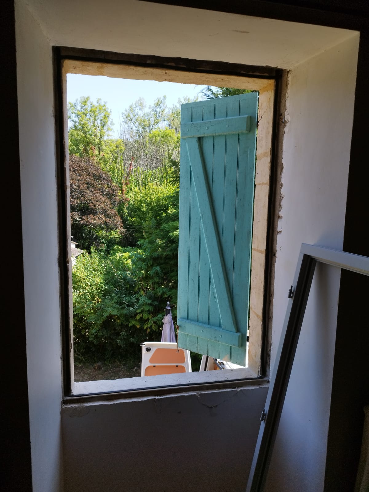 Remplacement d'une ancienne fenêtre simple vitrage par du double vitrage bois à Montignac