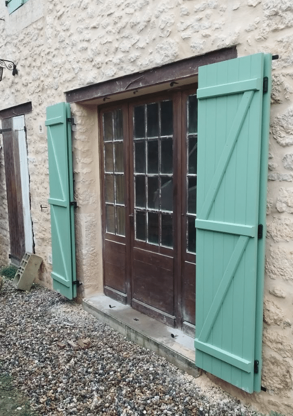Volet bois 4 vantaux sur-mesure à finition verte posé à Montignac par PAM