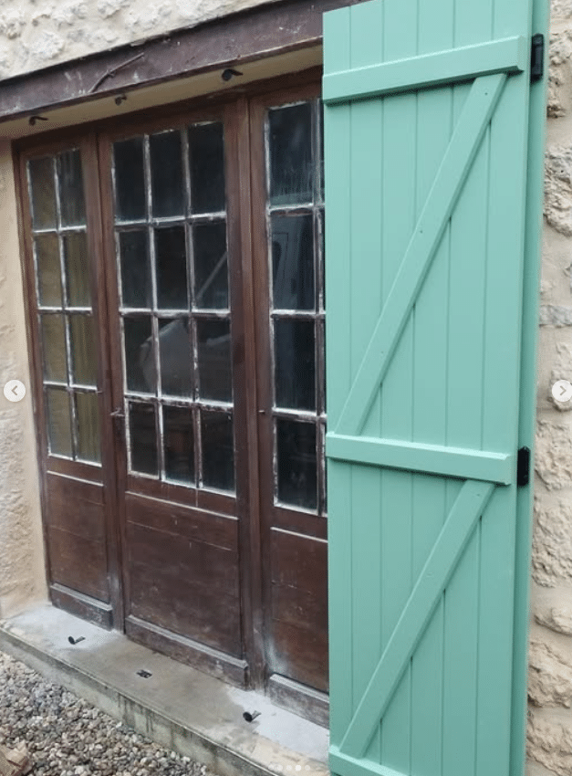 Volet 4 vantaux en bois exotique rouge, finition verte, posé à Montignac par PAM